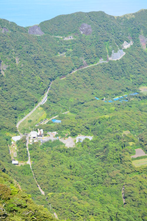 青ヶ島の大凸部から見たカルデラ内部から岡部地区へ続く道路