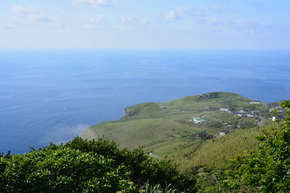 青ヶ島の大凸部から見た岡部地区と海