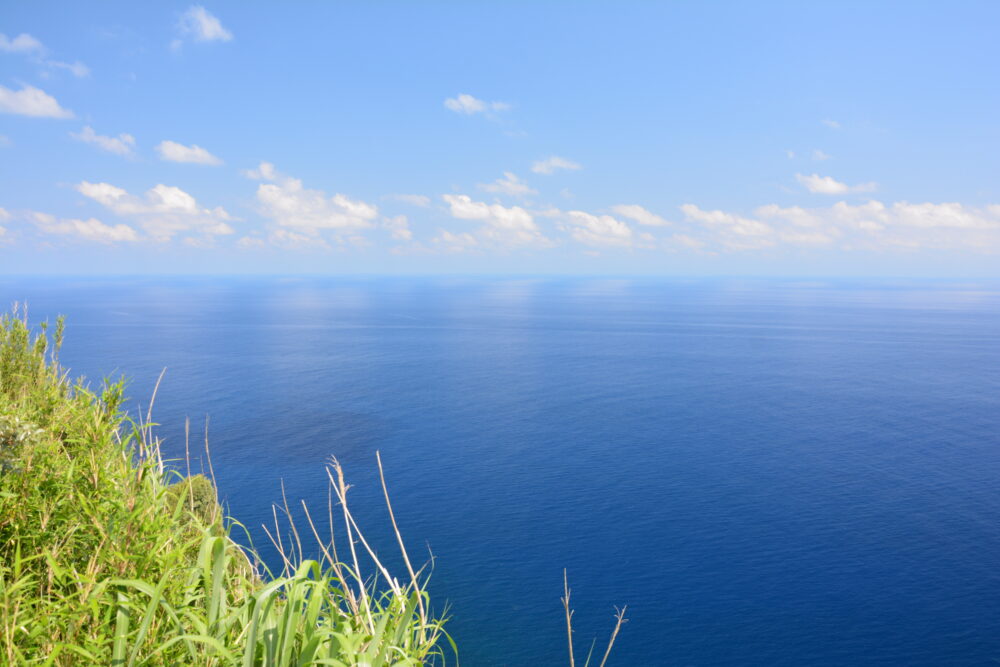 青ヶ島・神の浦展望公園から眺める大海原と青空