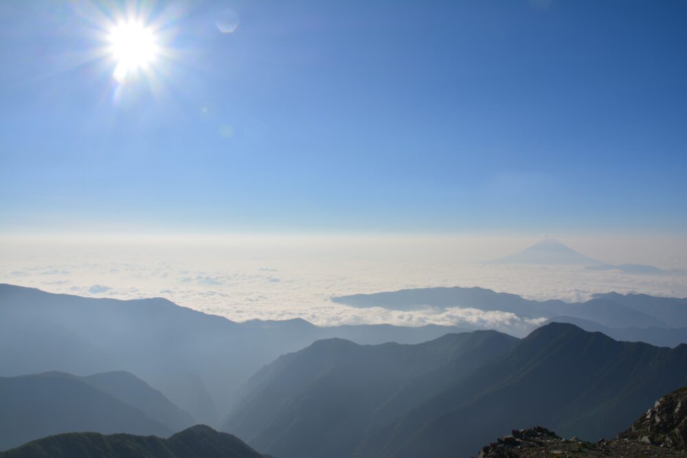 間ノ岳山頂から眺めた富士山と雲海