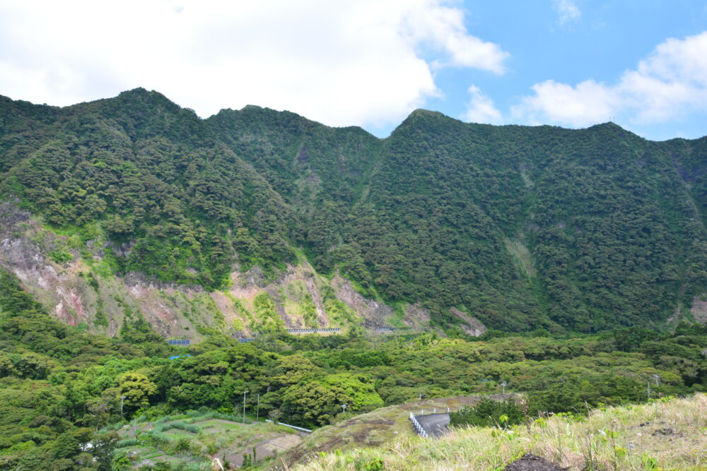 青ヶ島のカルデラ内から眺める外輪山と大凸部