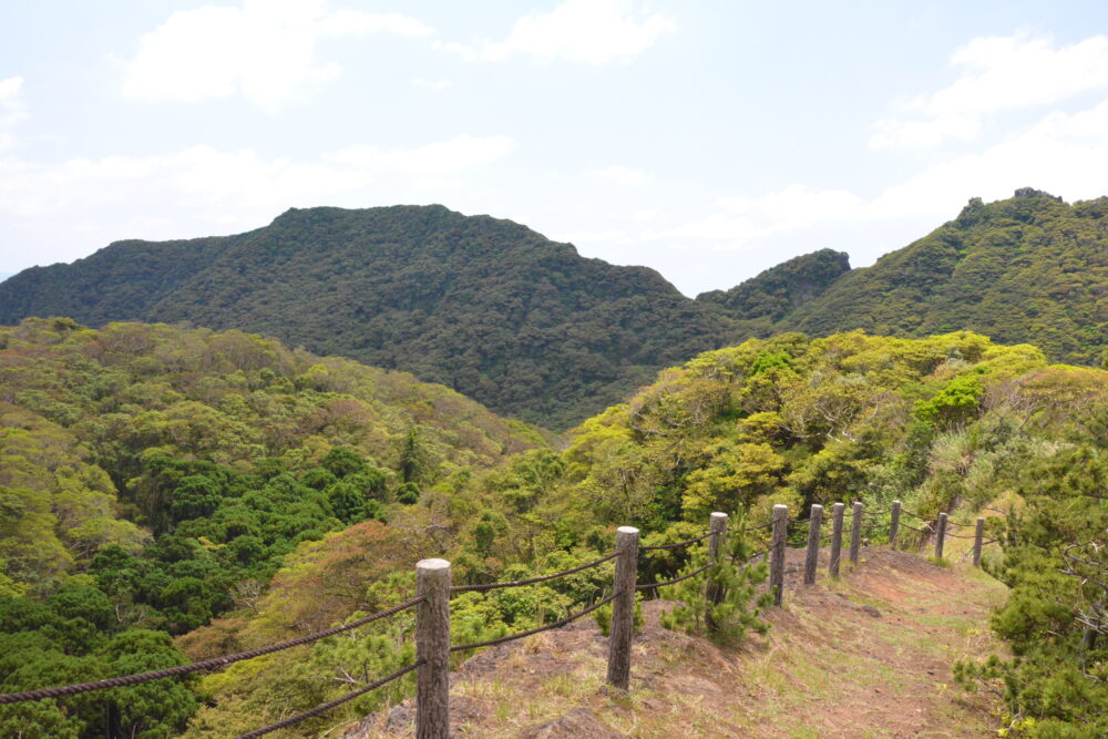 青ヶ島の内輪山（丸山）の散策路