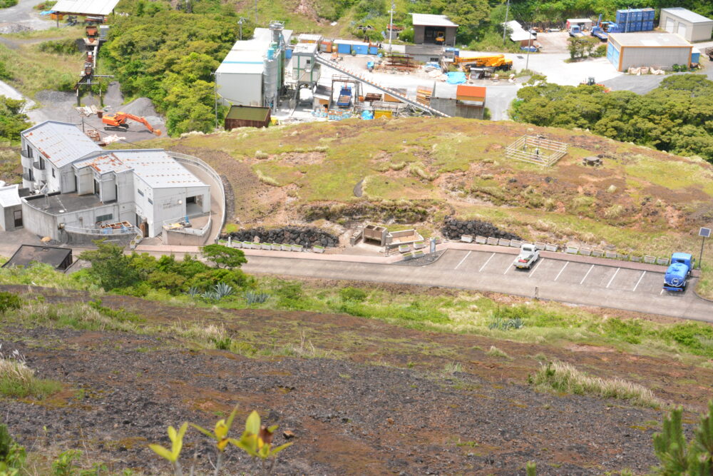 青ヶ島の内輪山（丸山）の散策路から見たひんぎゃとふれあいサウナ