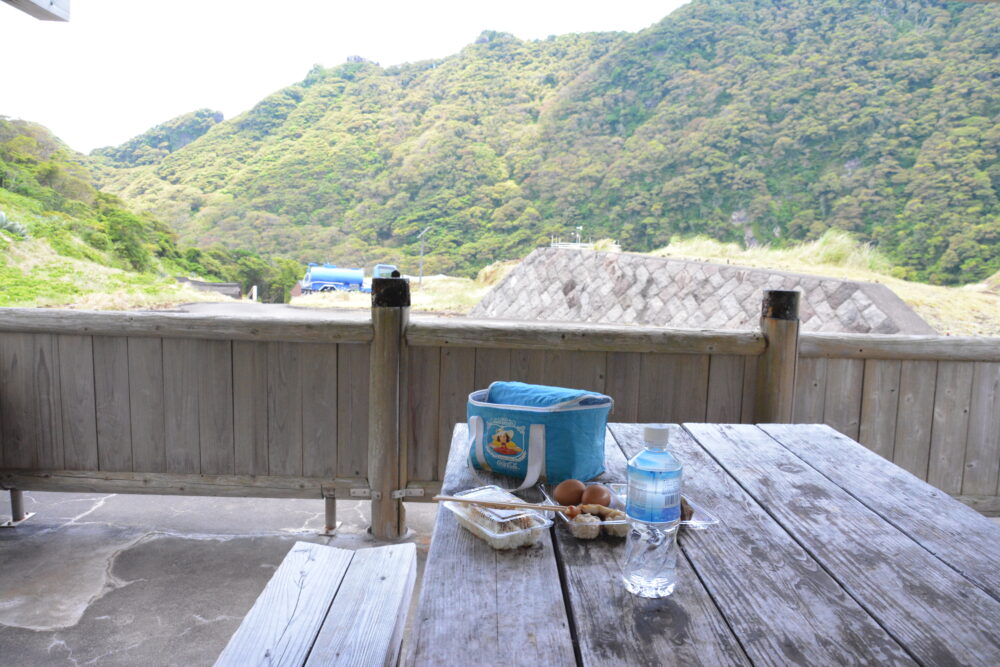 青ヶ島のふれあいサウナ近くのあずまや