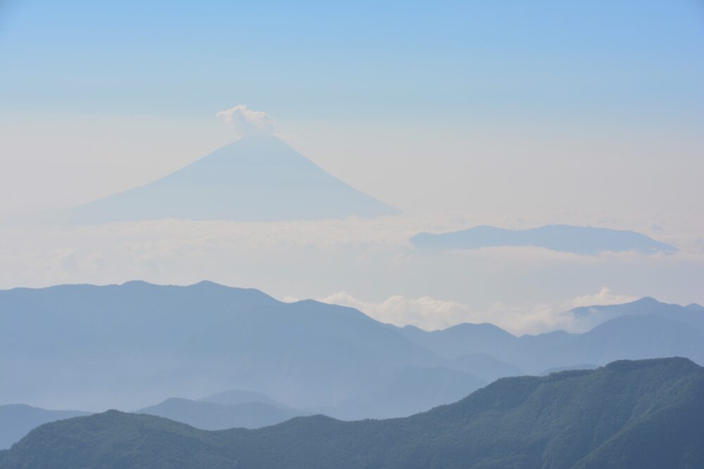 北岳山荘から眺めた雲海に浮かぶ富士山