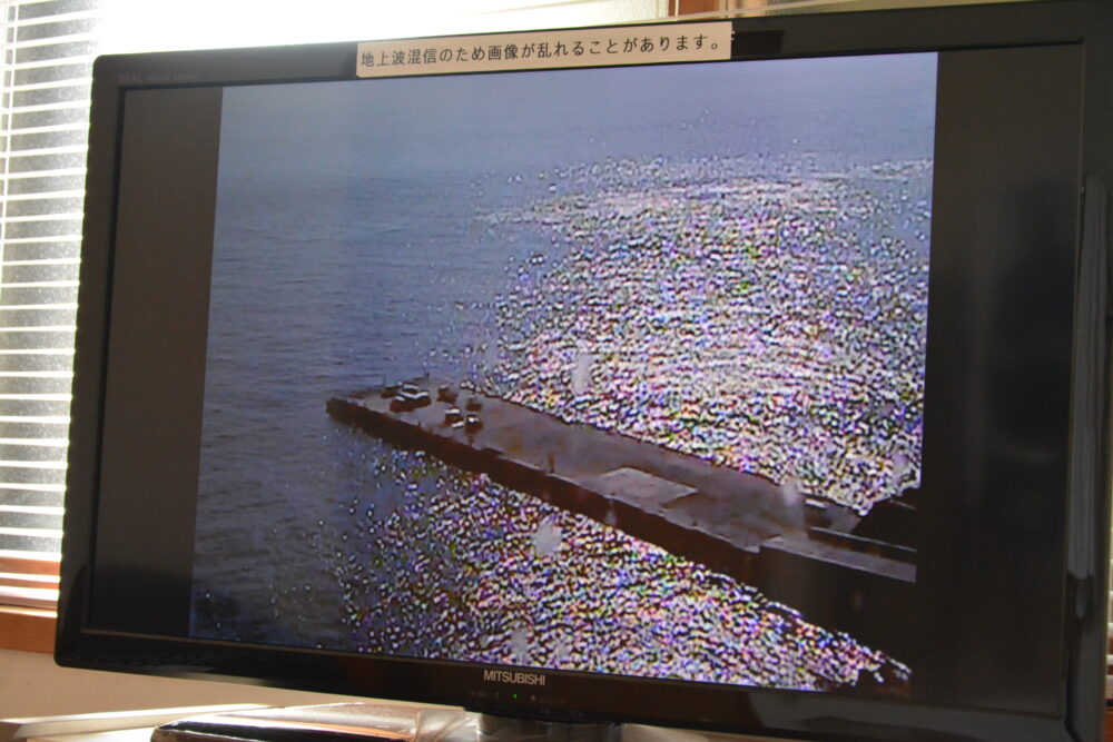 青ヶ島港の映像が流れているテレビ