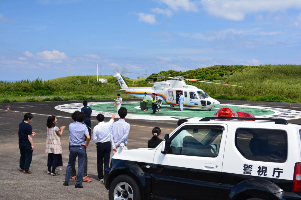 青ヶ島のヘリポートとパトカー