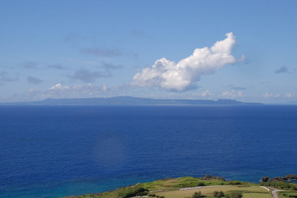 与論城跡から眺めた沖縄本島