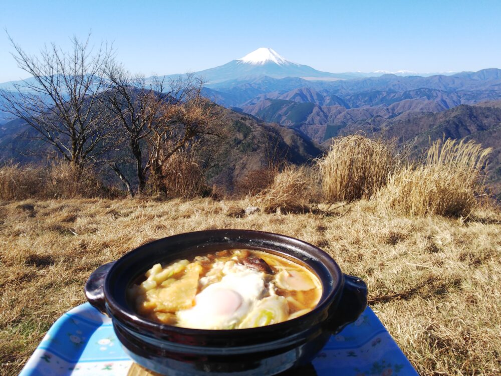 鍋割山山頂で鍋焼きうどんと富士山