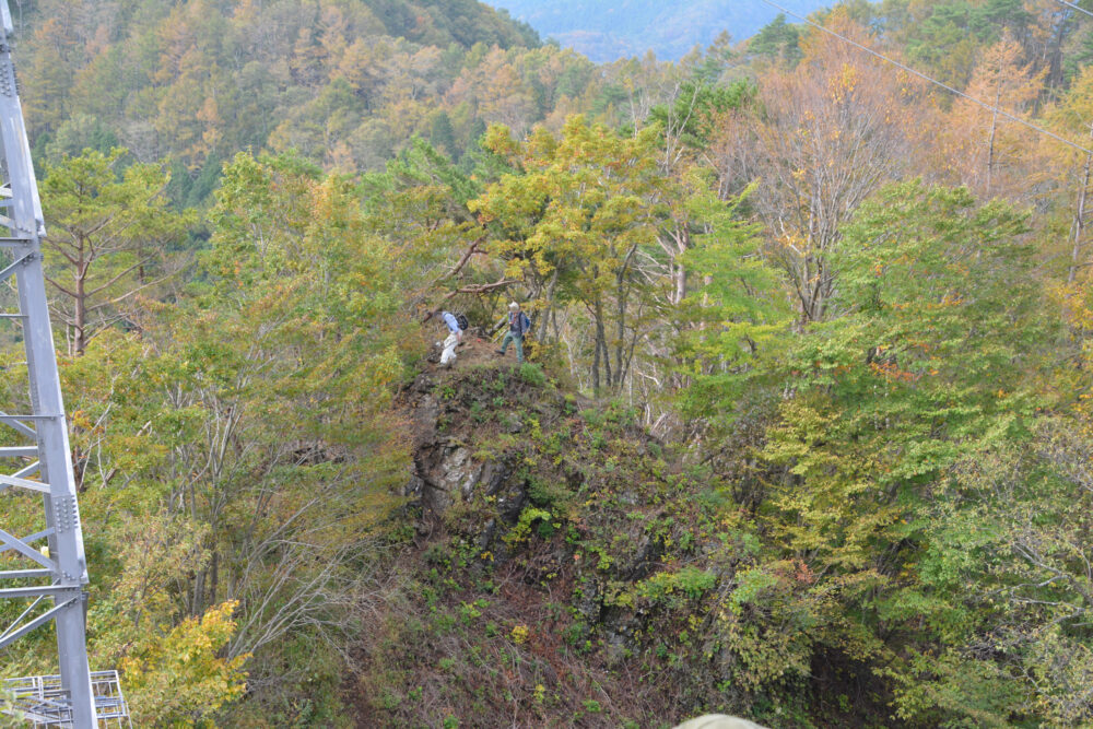 杓子山の痩せ尾根を歩く登山者