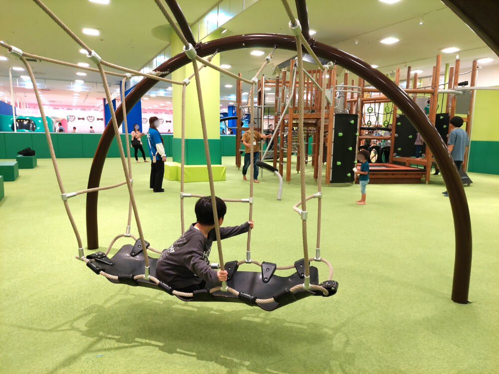 ファンビレッジ浦和美園・ポプラ社エリアの複合遊具のブランコ