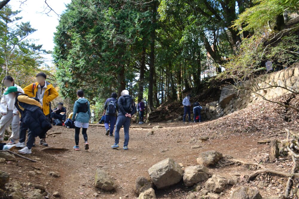 丹沢・大山の休憩ポイントで休憩する人々