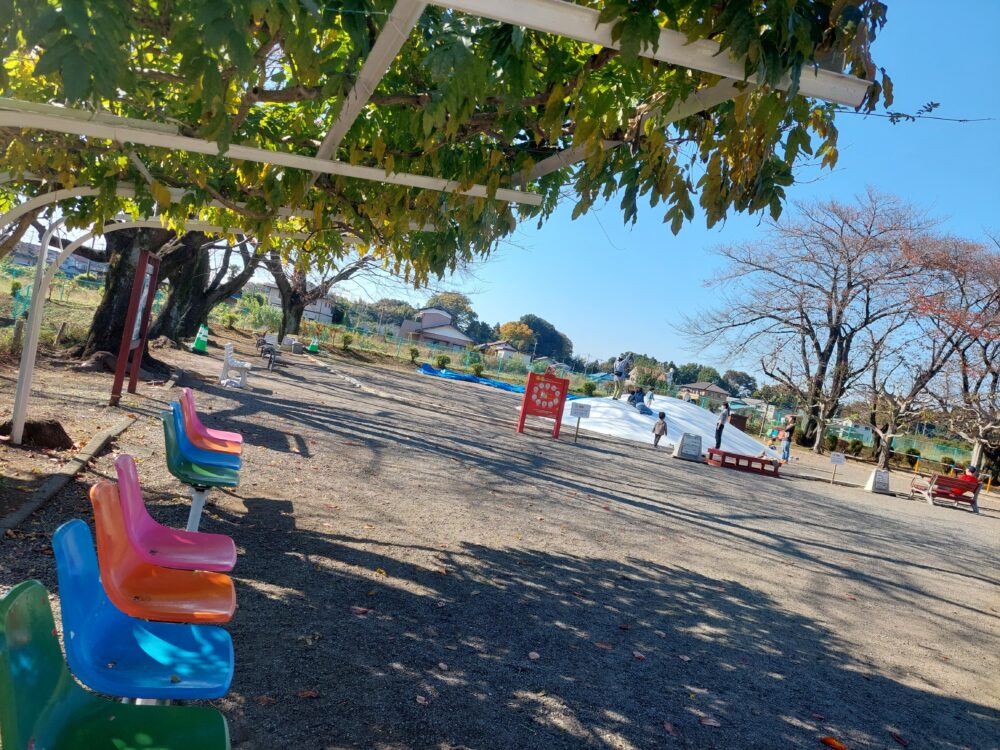 北本市子供公園のふわふわドームで遊ぶ子供たちとベンチ