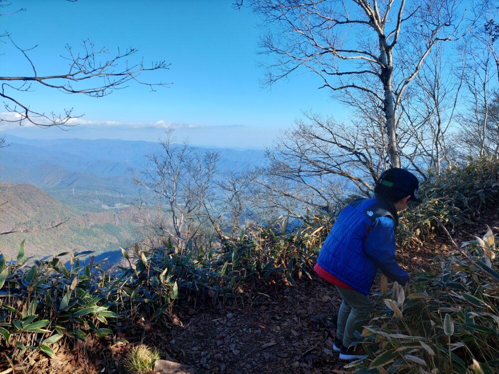 赤城山・長七郎山の登山道を歩く子供