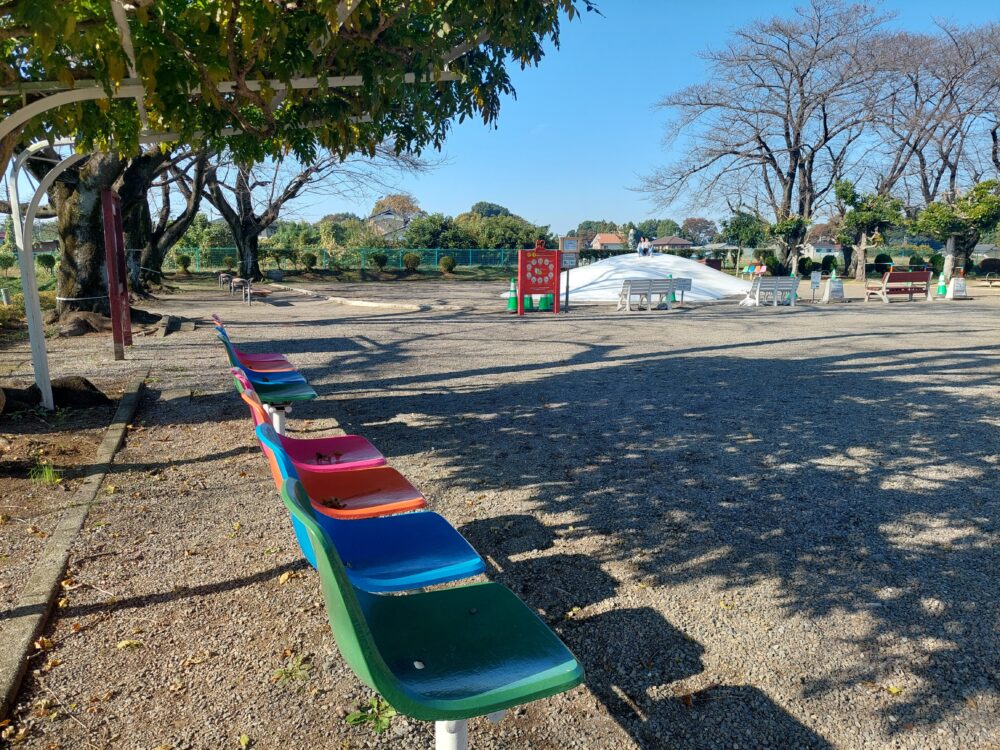 北本市子供公園のふわふわドーム周辺のベンチ