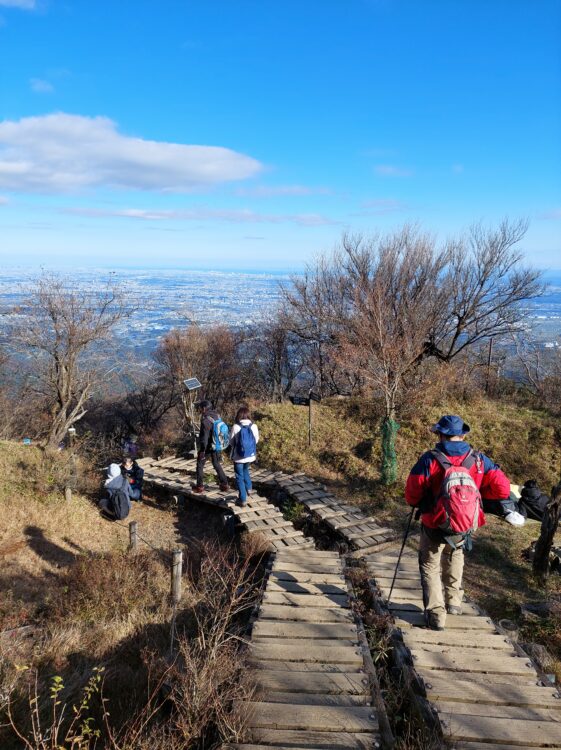 丹沢・大山の登山道を歩くハイカー