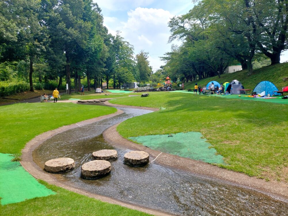 夏の北本市子供公園の水遊び場（じゃぶじゃぶ池）