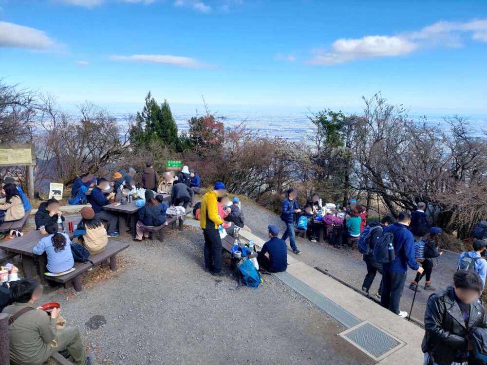 丹沢・大山山頂で賑わう人々