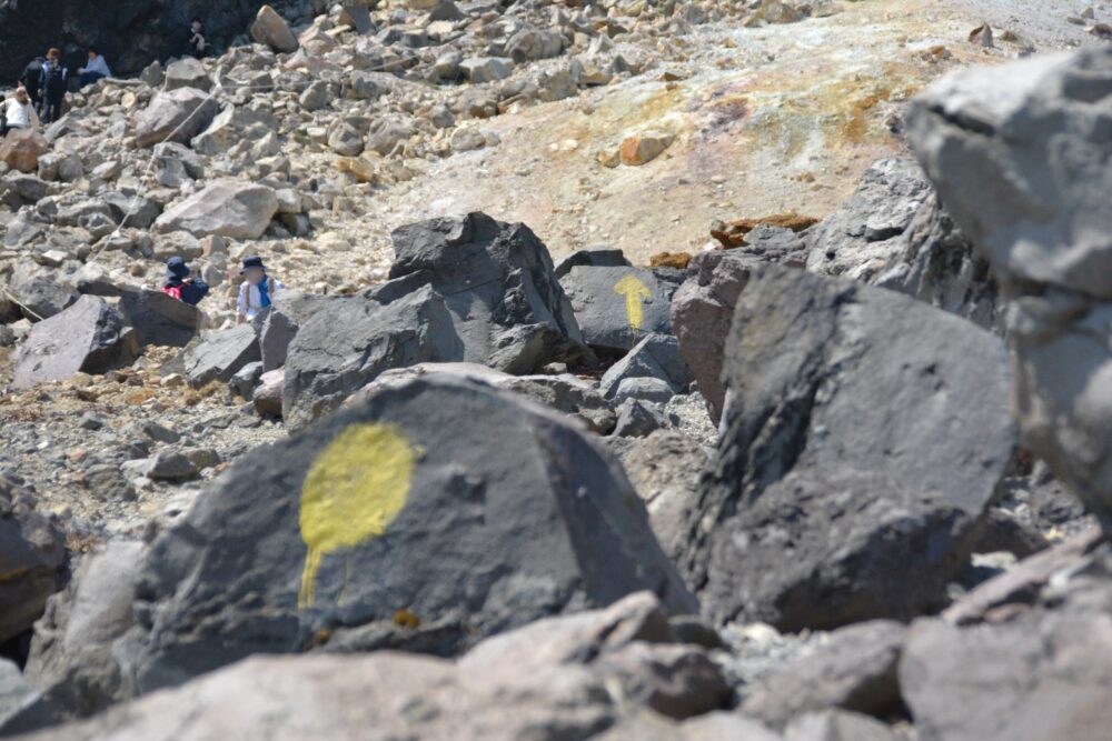 那須岳（茶臼岳）の登山道にある岩場とマーキング