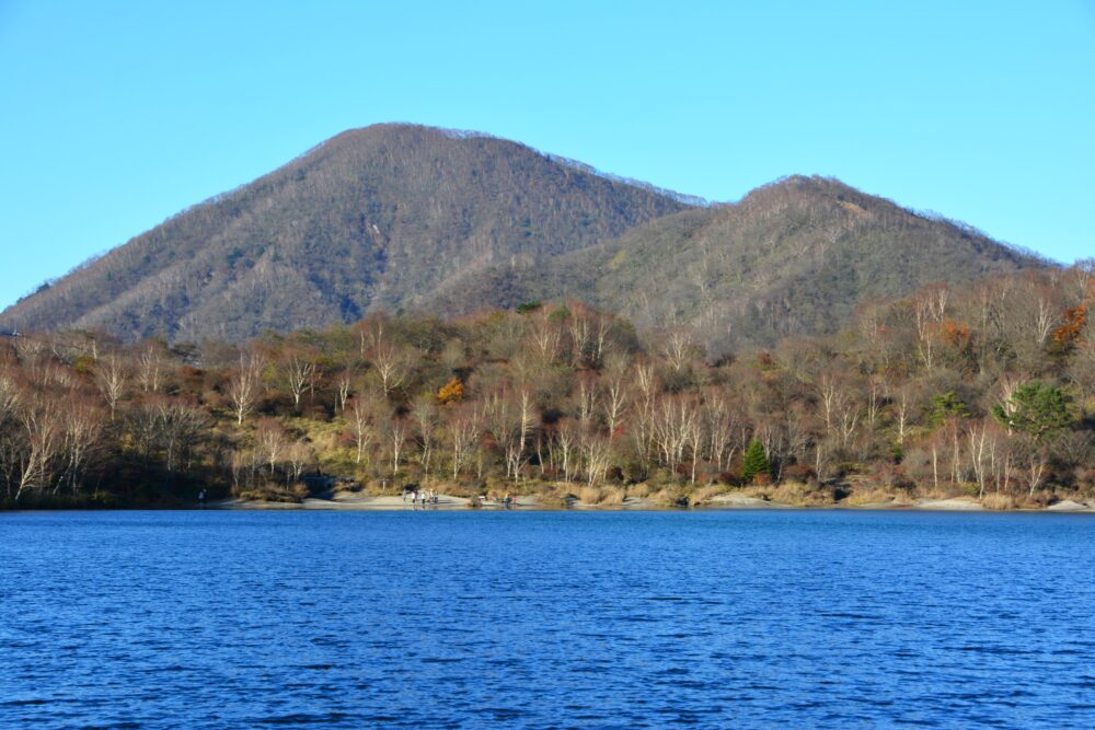 赤城山の小沼から眺める黒檜山と駒ヶ岳