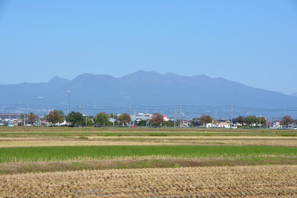 前橋の田園地帯から望む赤城山の全景