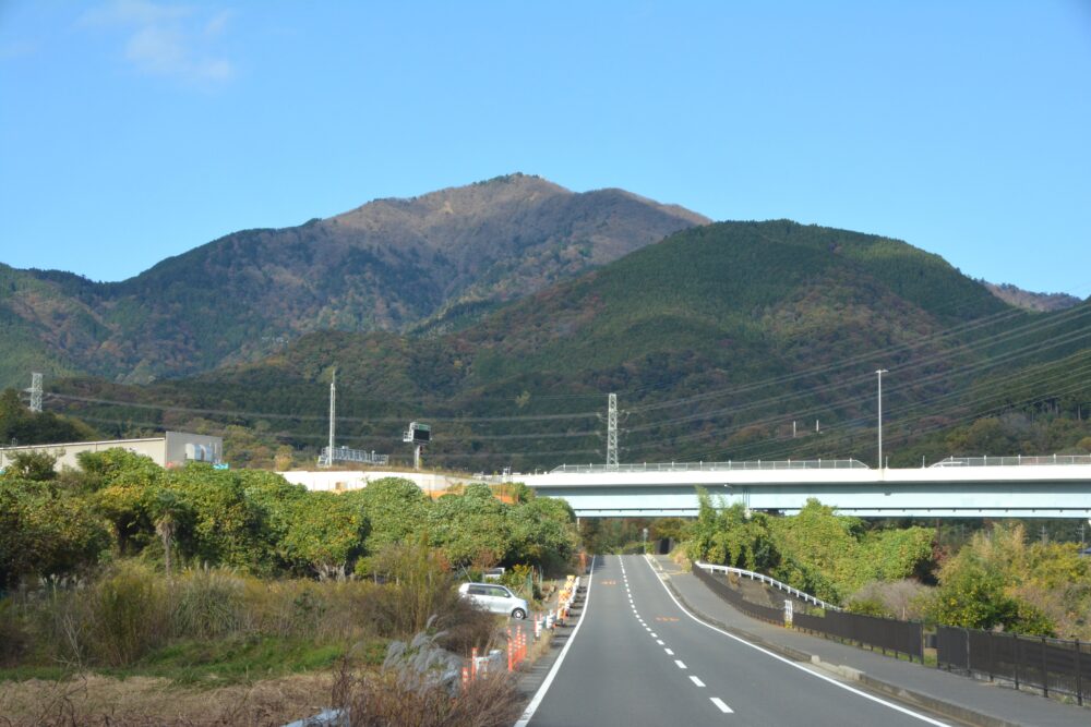 麓から眺める丹沢・大山