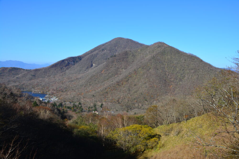 赤城山・長七郎山の登山道から見た大沼と黒檜山・駒ヶ岳