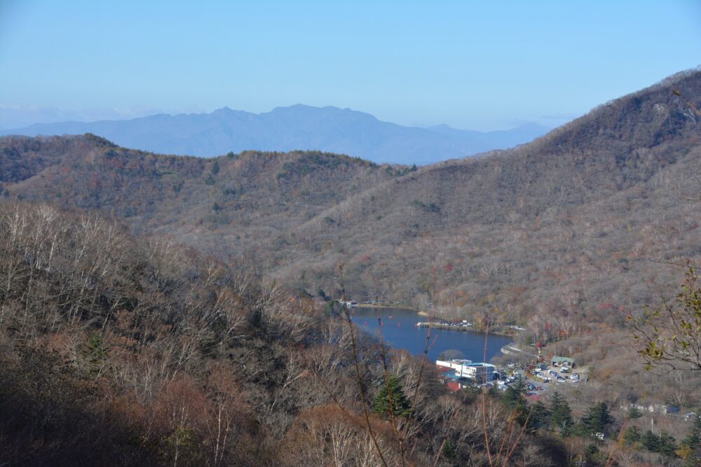 赤城山・長七郎山の登山道から見た大沼と上州武尊山