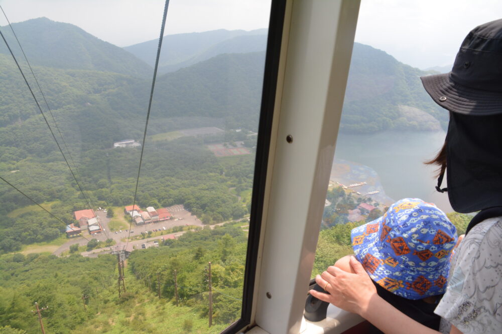 榛名山ロープウェイから見る榛名湖と山々