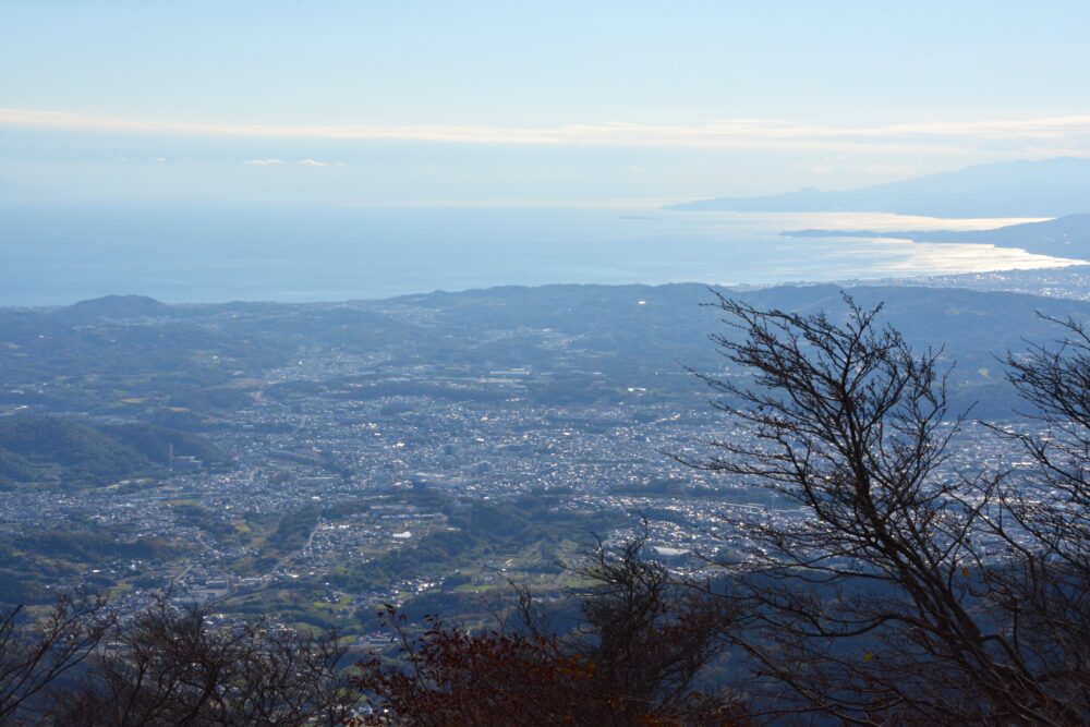 丹沢・大山の登山道から見た秦野市内と相模湾