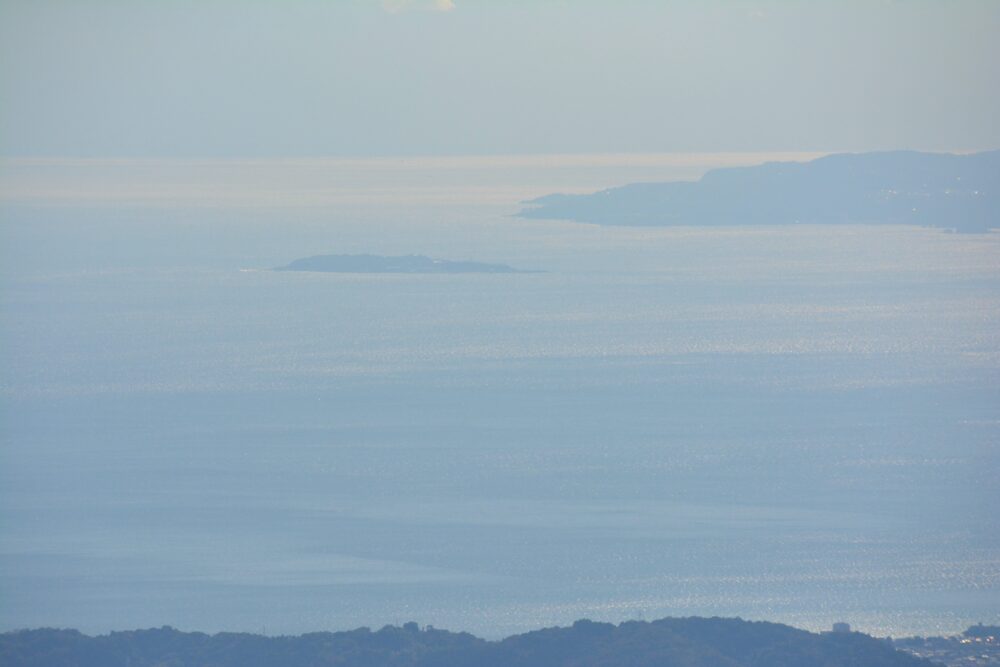 丹沢・大山の登山道から見た初島