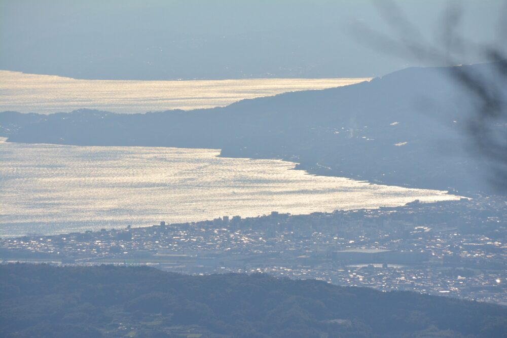 丹沢・大山の登山道から見た小田原市内