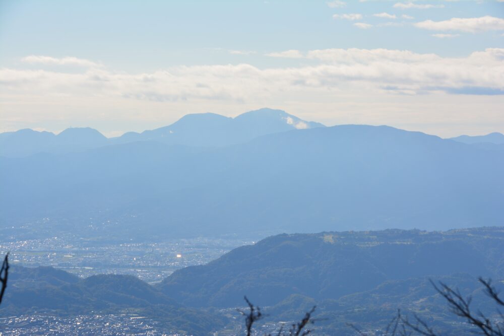 丹沢・大山の登山道から見た箱根山