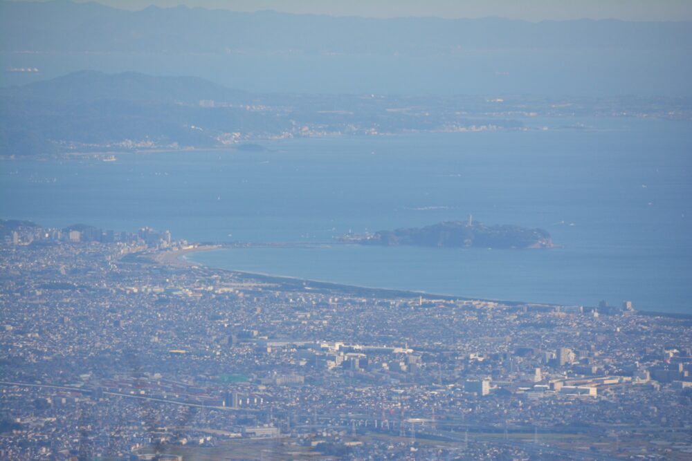 丹沢・大山山頂から眺めた江の島