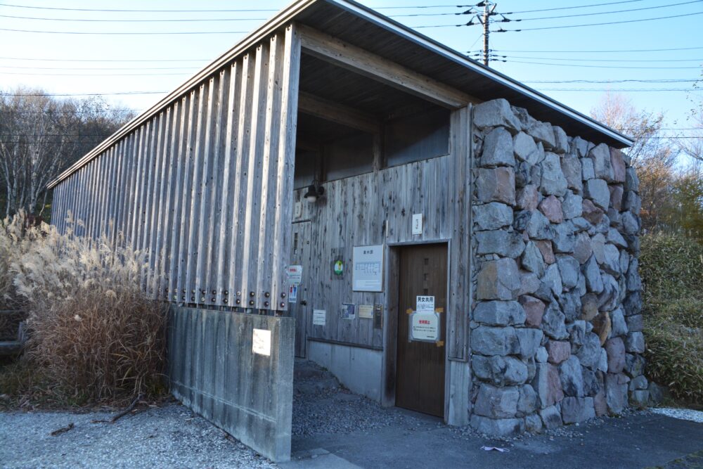 赤城山・小沼駐車場前のバイオトイレ