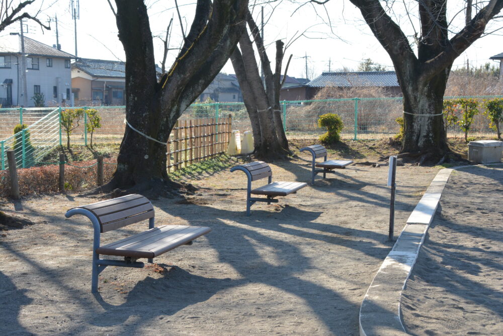 北本市子供公園のふわふわドーム周辺のベンチ