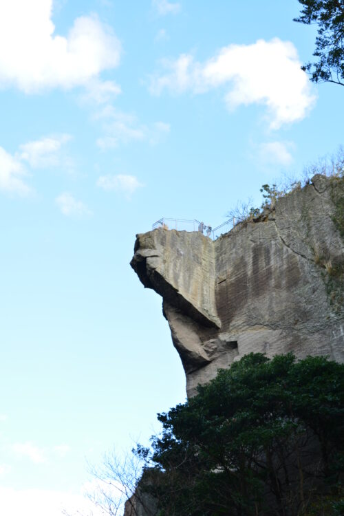 下から見た鋸山の地獄のぞき