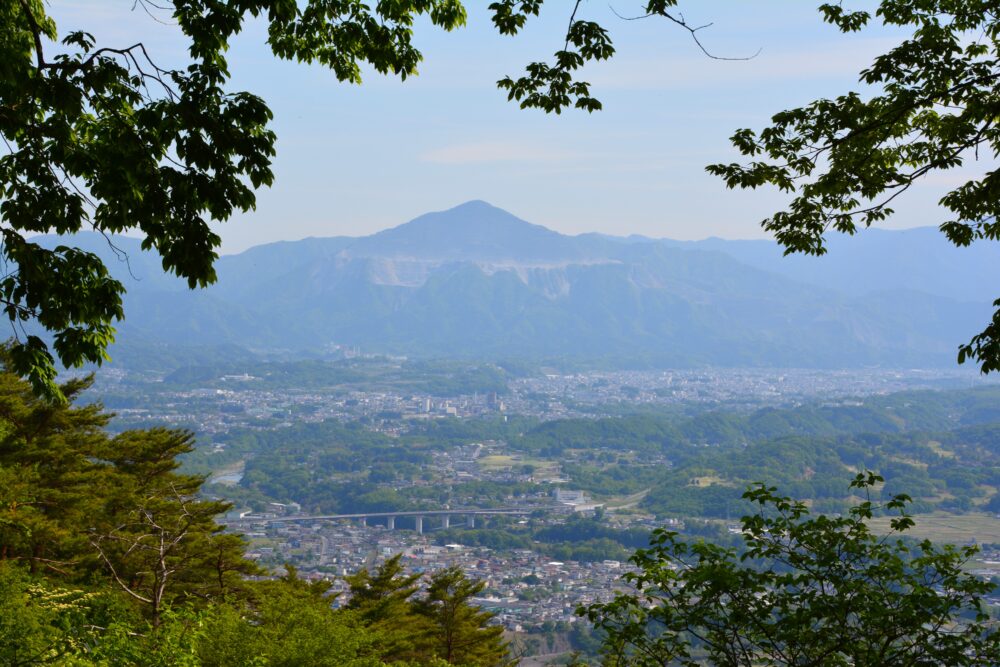 宝登山山頂から見た秩父市内と武甲山