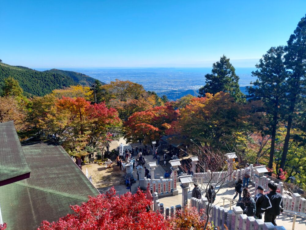 丹沢・大山の阿夫利神社下社から見た紅葉と青空と下界の町並み