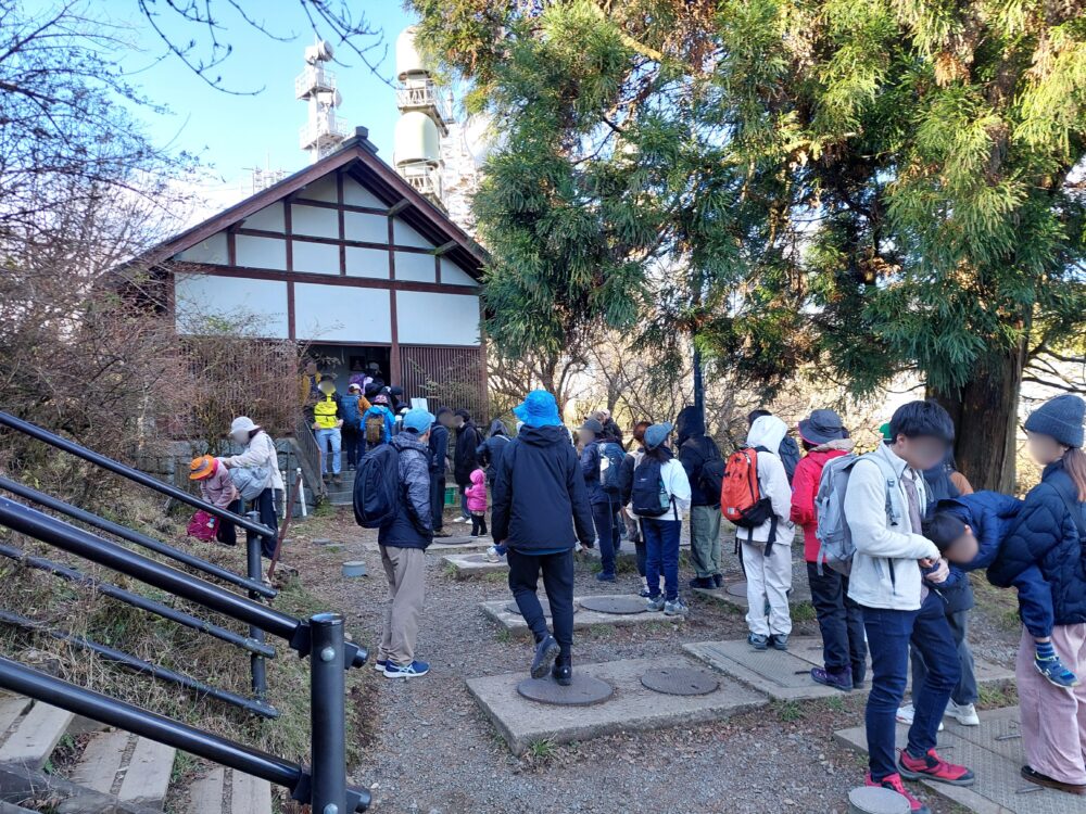 丹沢・大山山頂のトイレに並ぶ人々