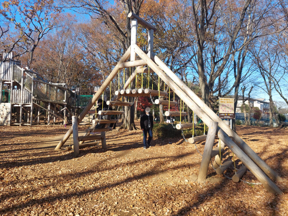 内牧公園・アスレチック広場のアスレチック遊具（吊り橋）