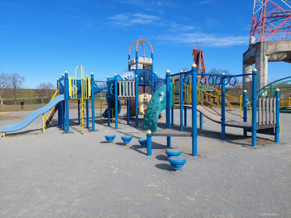 荒川彩湖公園（カマキリ公園）の複合遊具（キャッスル）