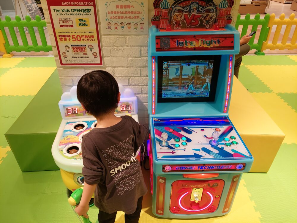 ザキッズ埼玉ニットーモール熊谷店の無料ゲーム機で遊ぶ子供