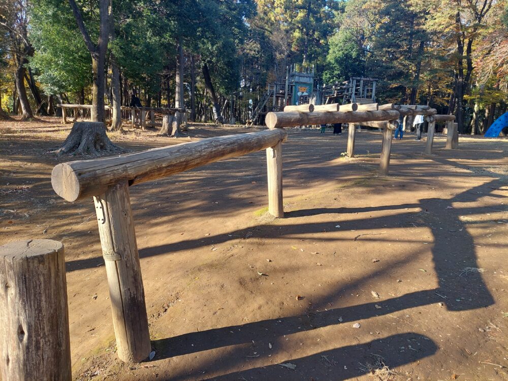 上尾平塚公園のアスレチック遊具（平均台）