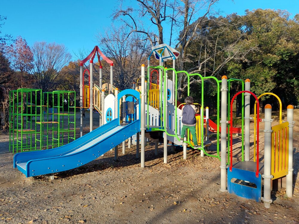 上尾平塚公園の幼児向け複合遊具で遊ぶ子供