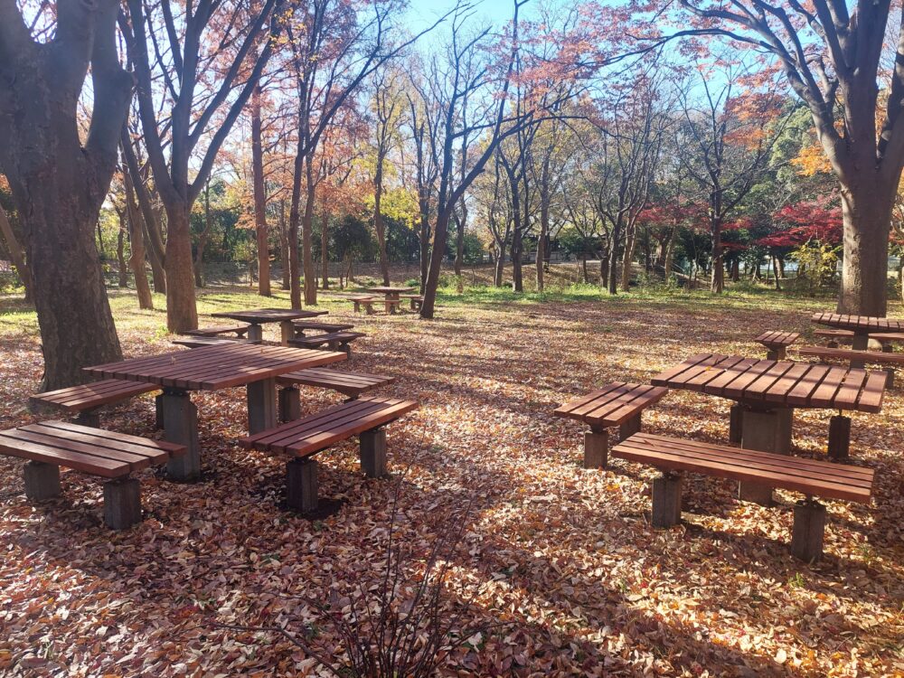 みさと公園の花木園のベンチ・テーブル