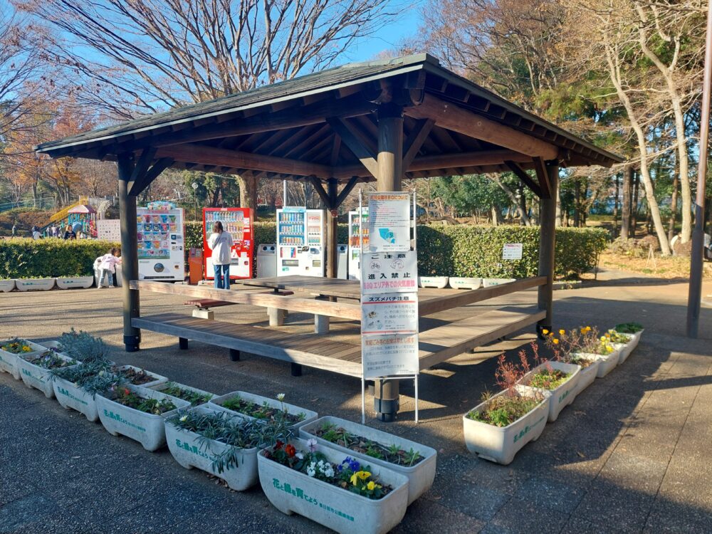 内牧公園の東屋と自販機