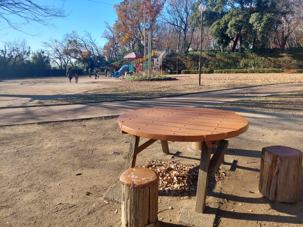 内牧公園・ピクニック広場のテーブル・ベンチ