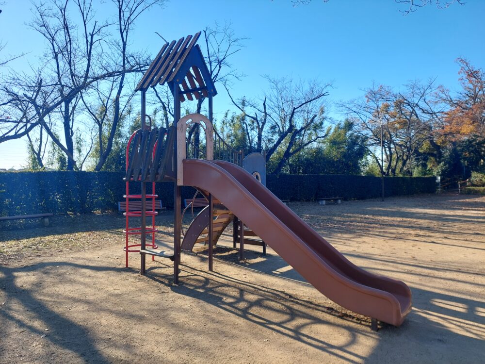 内牧公園・ピクニック広場のスライダー（滑り台）