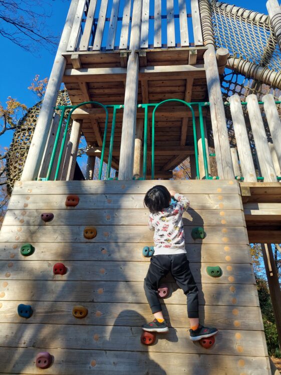 内牧公園・アスレチック広場のアスレチック遊具で遊ぶ子供